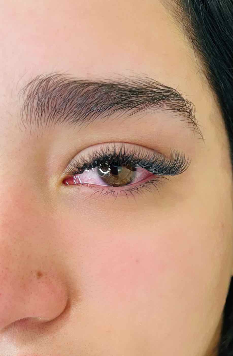 Detalle de cejas con pestañas