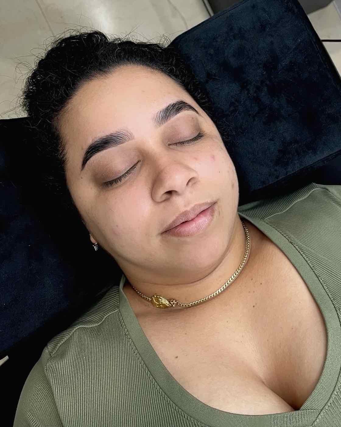 Tinte henna recién aplicado en cejas